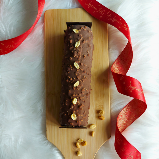 une délicieuse mousse au chocolat au lait sur un insert praliné cacahuète, le tout enveloppé dans un biscuit croquant aux amandes et recouvert d’un glaçage style rocher aux amandes.