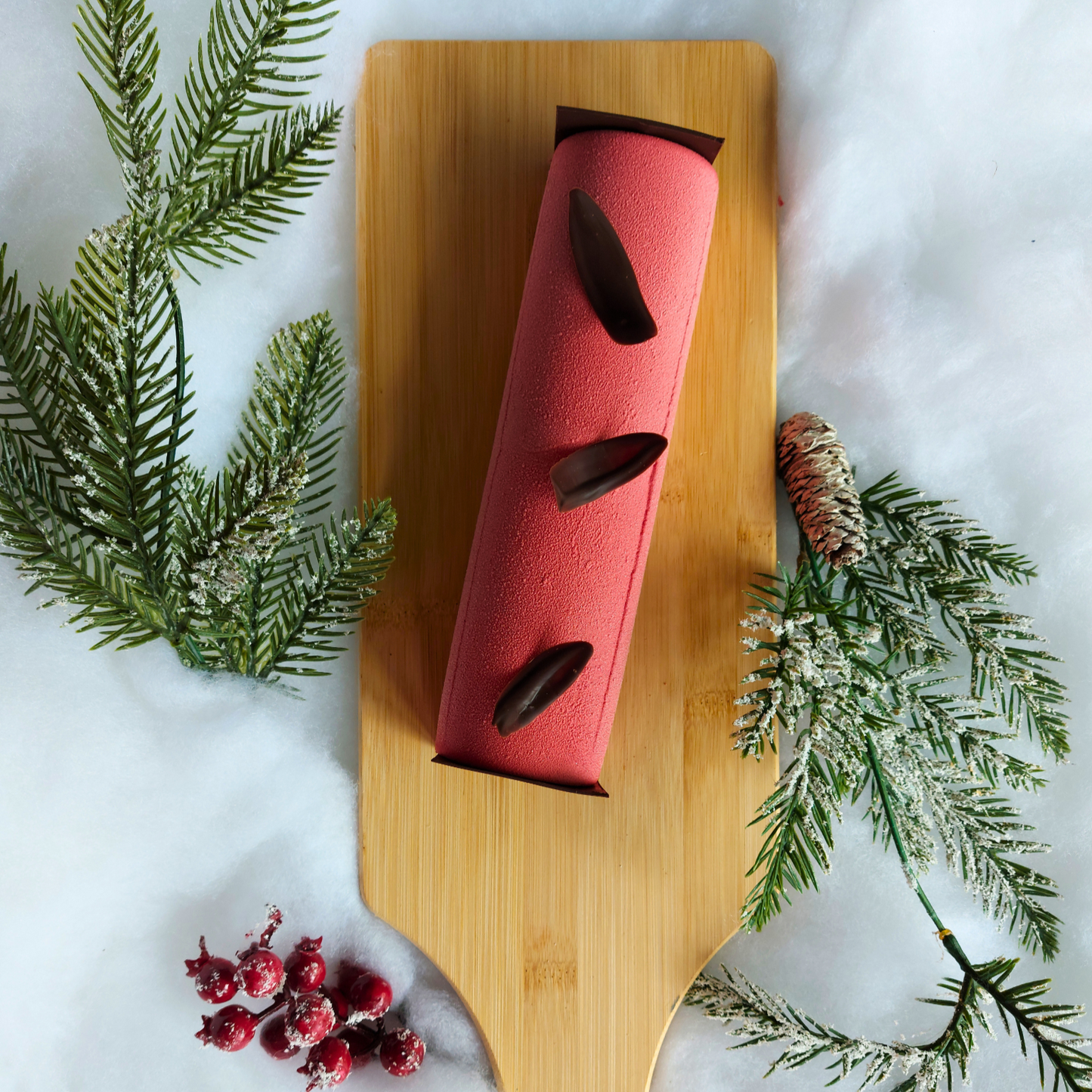 Un dessert raffiné, habillé de velours rouge et décoré de plumes en chocolat noir, qui combine mousse au chocolat noir et cœur fondant de framboise.