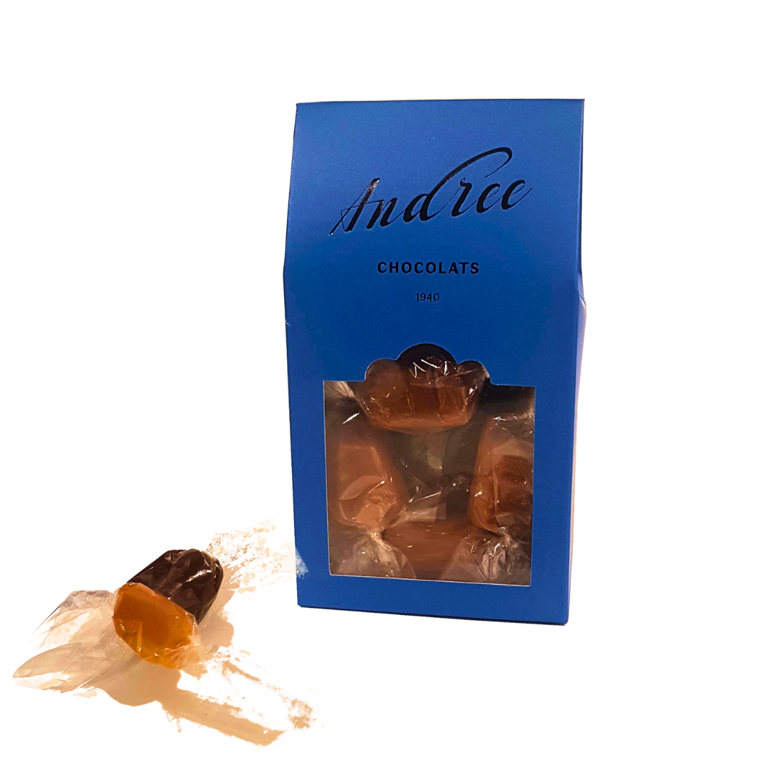 pochette de caramel au miel et chocolat de chez Chocolats Andrée offre une harmonie parfaite entre le doux parfum du miel, le fondant du caramel et l'intensité subtile du chocolat, créant une expérience gustative raffinée et irrésistible