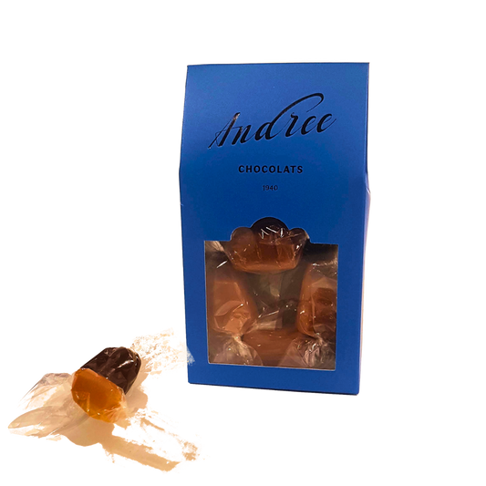 pochette de caramel au miel et chocolat de chez Chocolats Andrée offre une harmonie parfaite entre le doux parfum du miel, le fondant du caramel et l'intensité subtile du chocolat, créant une expérience gustative raffinée et irrésistible