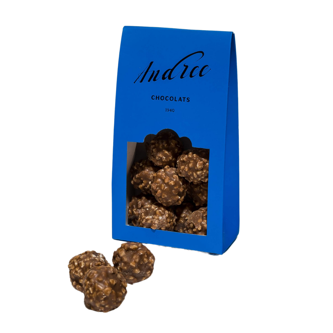 Ce paquet de rochers en chocolat de la marque Andrée Chocolats contient des boules de chocolat croquantes et garnies, offrant une expérience gourmande et texturée.